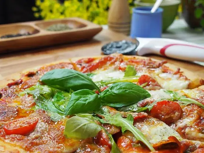 Zdjęcie Przepis na pizze jak z pizza hut - idealne ciasto i smaki, które zachwycą