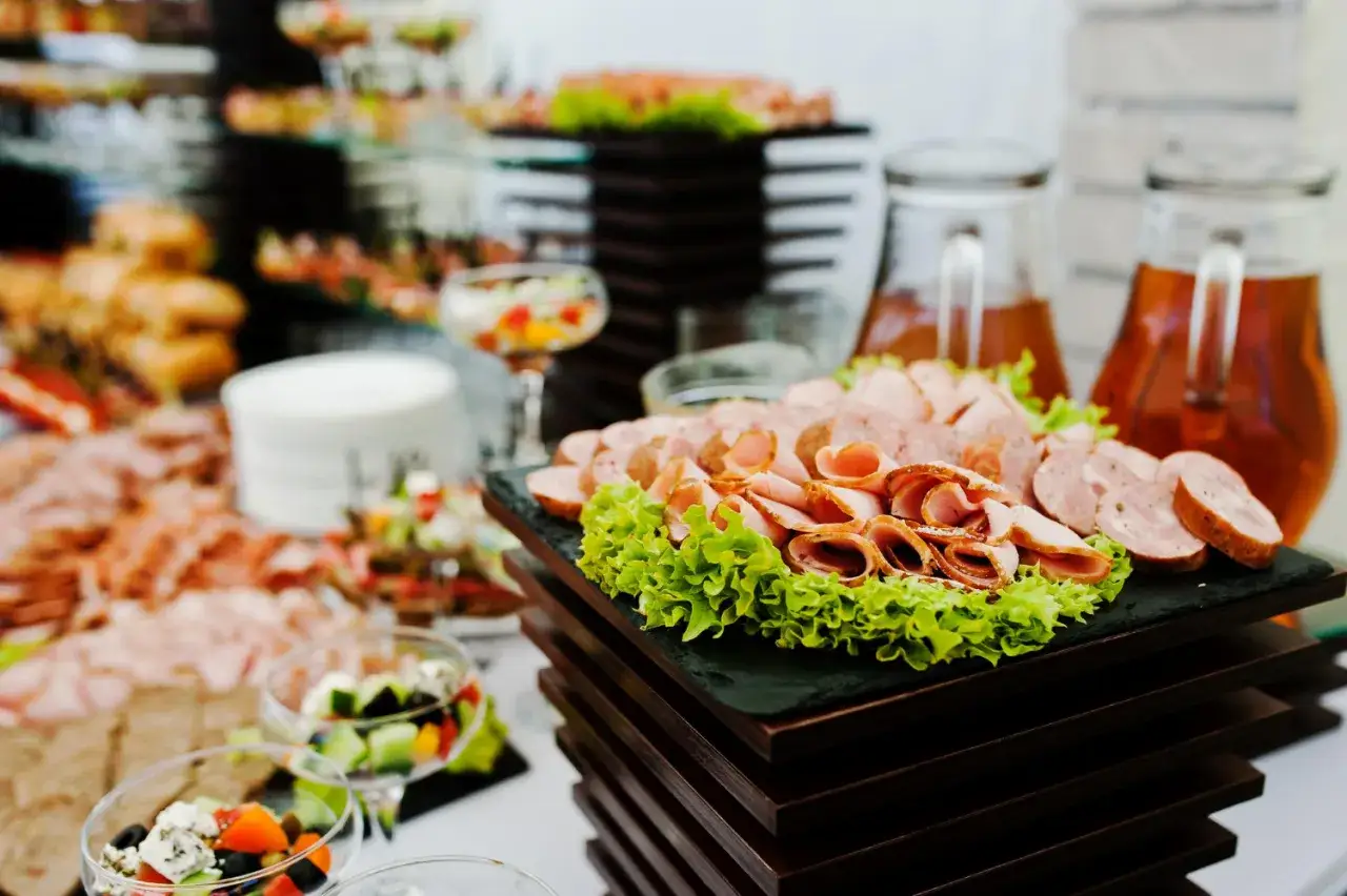 Zdjęcie Ile kosztuje catering na 50 osób? Sprawdź ceny i co zawiera oferta