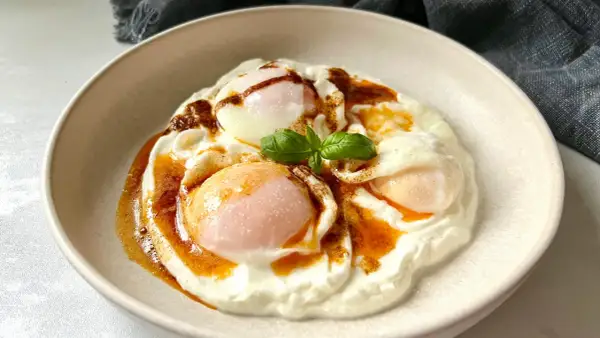 Jajka w koszulce na kremowym jogurcie z przyprawami. Idealne na śniadanie w stylu dieta niskowęglowodanowa przepisy.