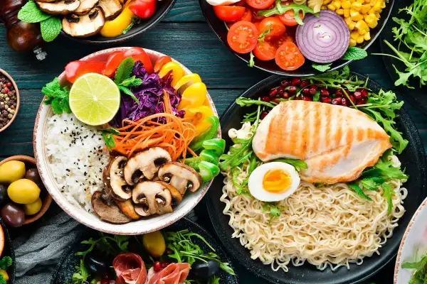 Kolorowe miski z ryżem, warzywami i kurczakiem, a także makaron z jajkiem i rukolą. To wszystko idealnie wpisuje się w zdrowa dieta.