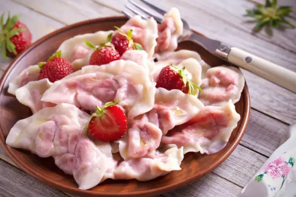 Pyszne pierogi z truskawkami, jak u babci! Idealne na letni deser.