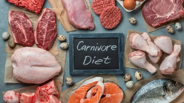 Różnorodne mięsa, ryby i jaja ułożone wokół tabliczki z napisem "Carnivore Diet".