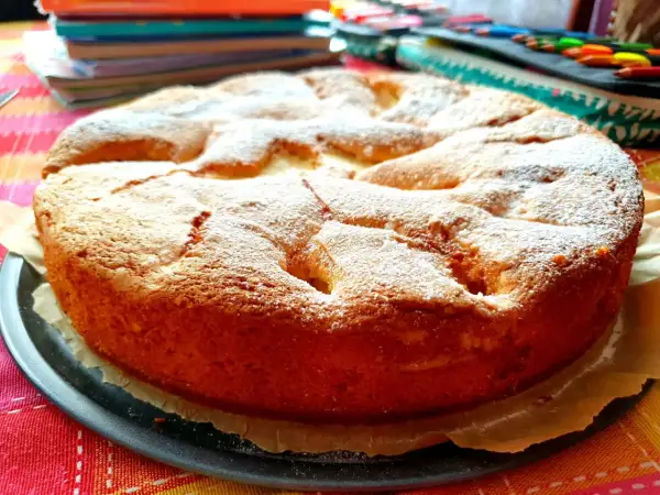 Najprostsze ciasto ucierane, lekko oprószone cukrem pudrem, czeka na spróbowanie. Idealne na deser po szkole.