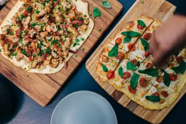 Jak układać składniki na pizzy, aby uzyskać idealny smak i chrupkość