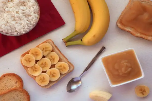 Ryż, banany i mus jabłkowy to idealne propozycje, co jeść przy biegunce. Łatwostrawne i łagodne dla żołądka.