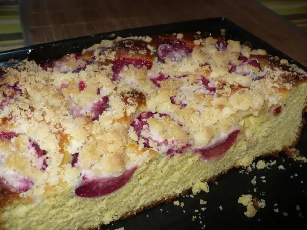 Proste ciasto drożdżowe ze śliwkami i kruszonką, pachnące latem. Idealne na podwieczorek.