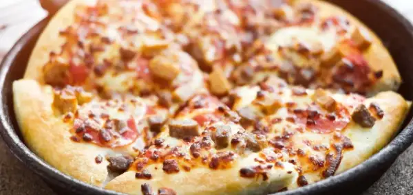 Jak zrobić pizzę na patelni w 15 minut – łatwy przepis bez piekarnika