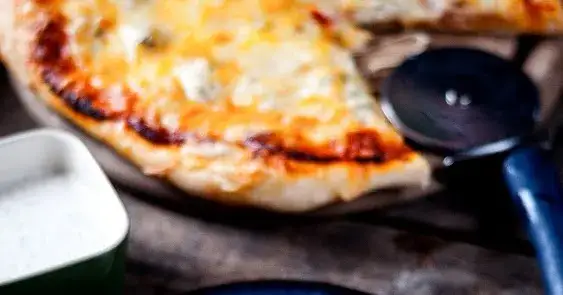Przepis na pizze jak z pizza hut - idealne ciasto i smaki, które zachwycą